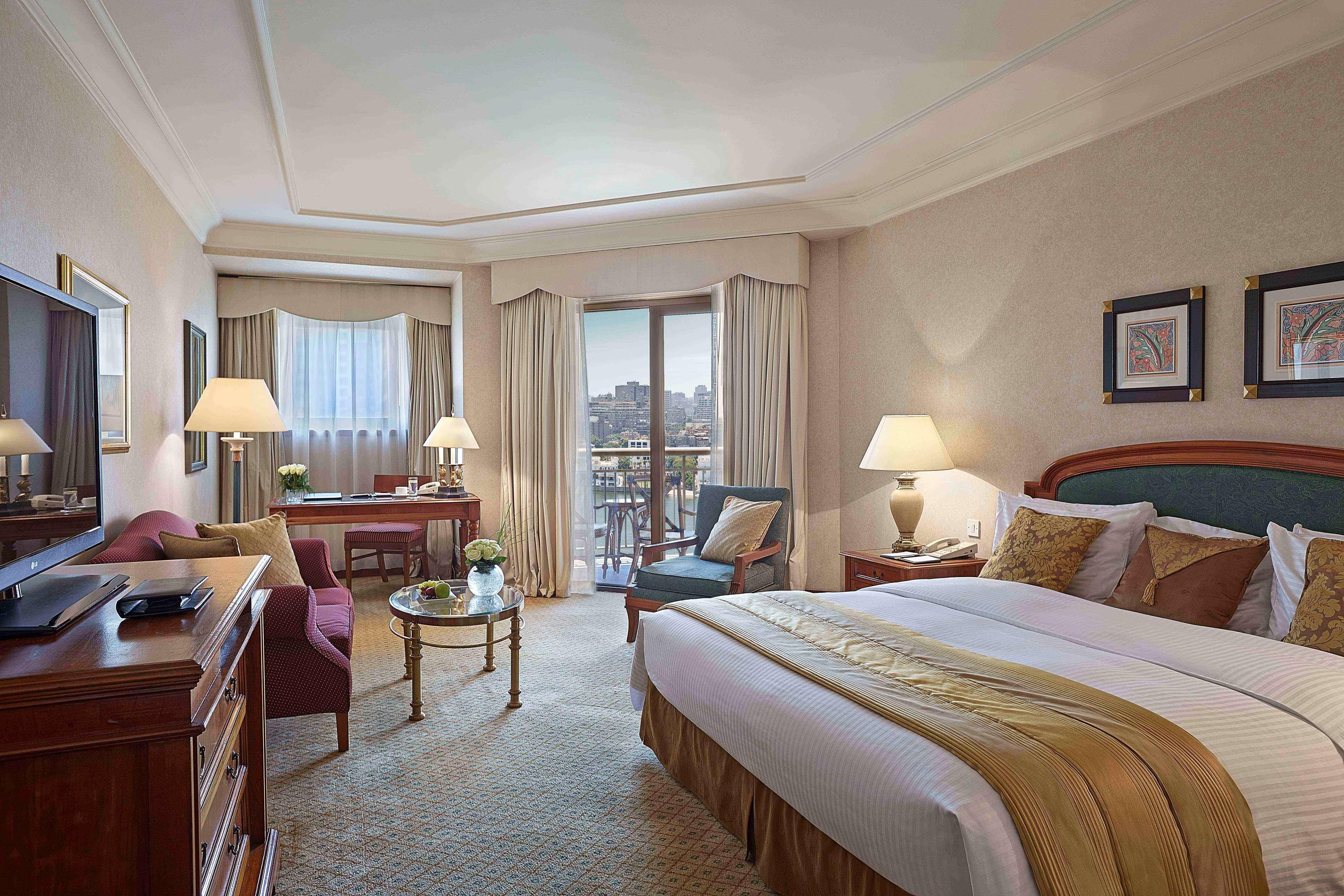 Sofitel Cairo Downtown Nile Hotell Eksteriør bilde A room at the Four Seasons Hotel, Cairo