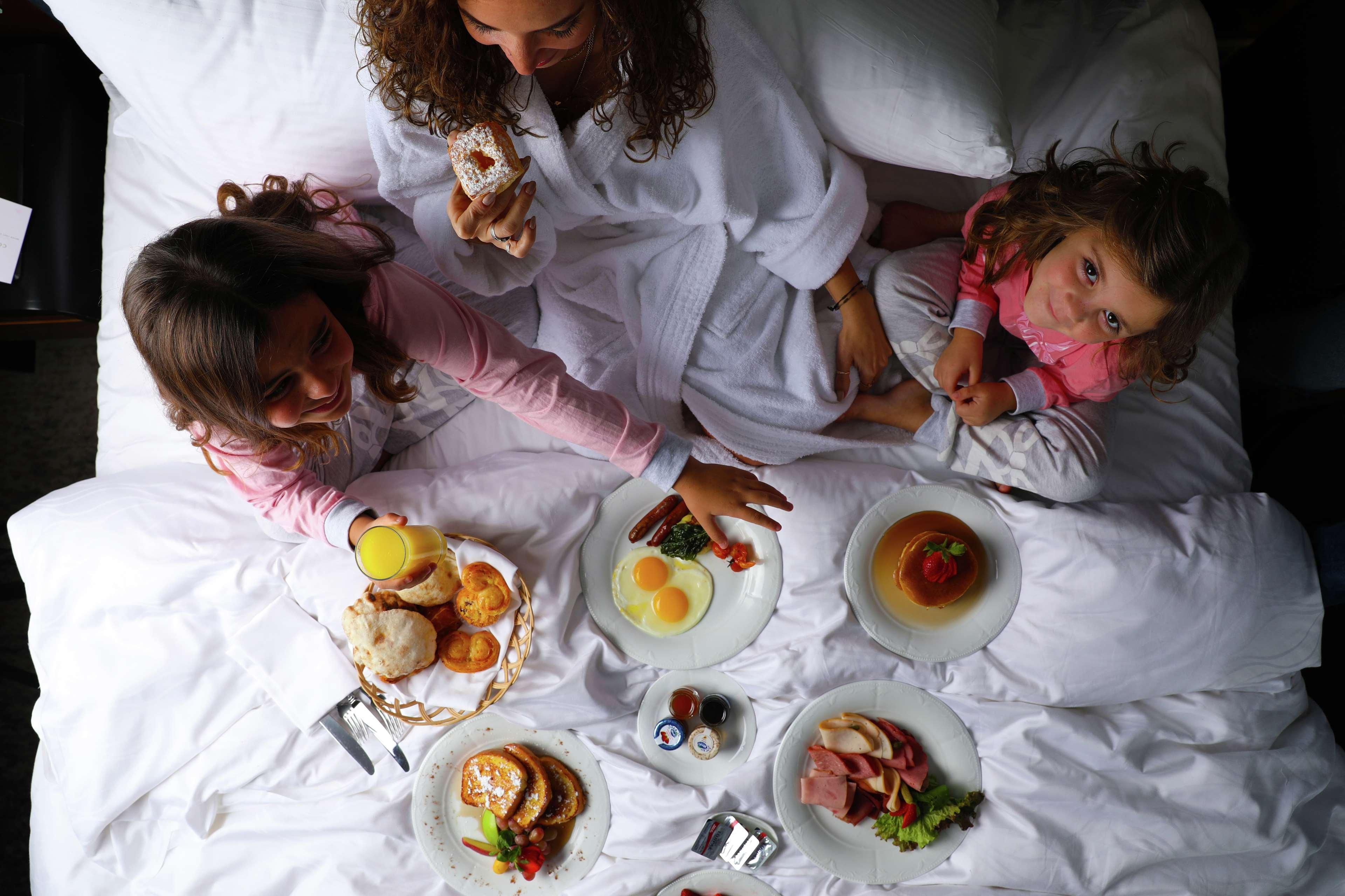 Sofitel Cairo Downtown Nile Hotell Eksteriør bilde A family breakfast