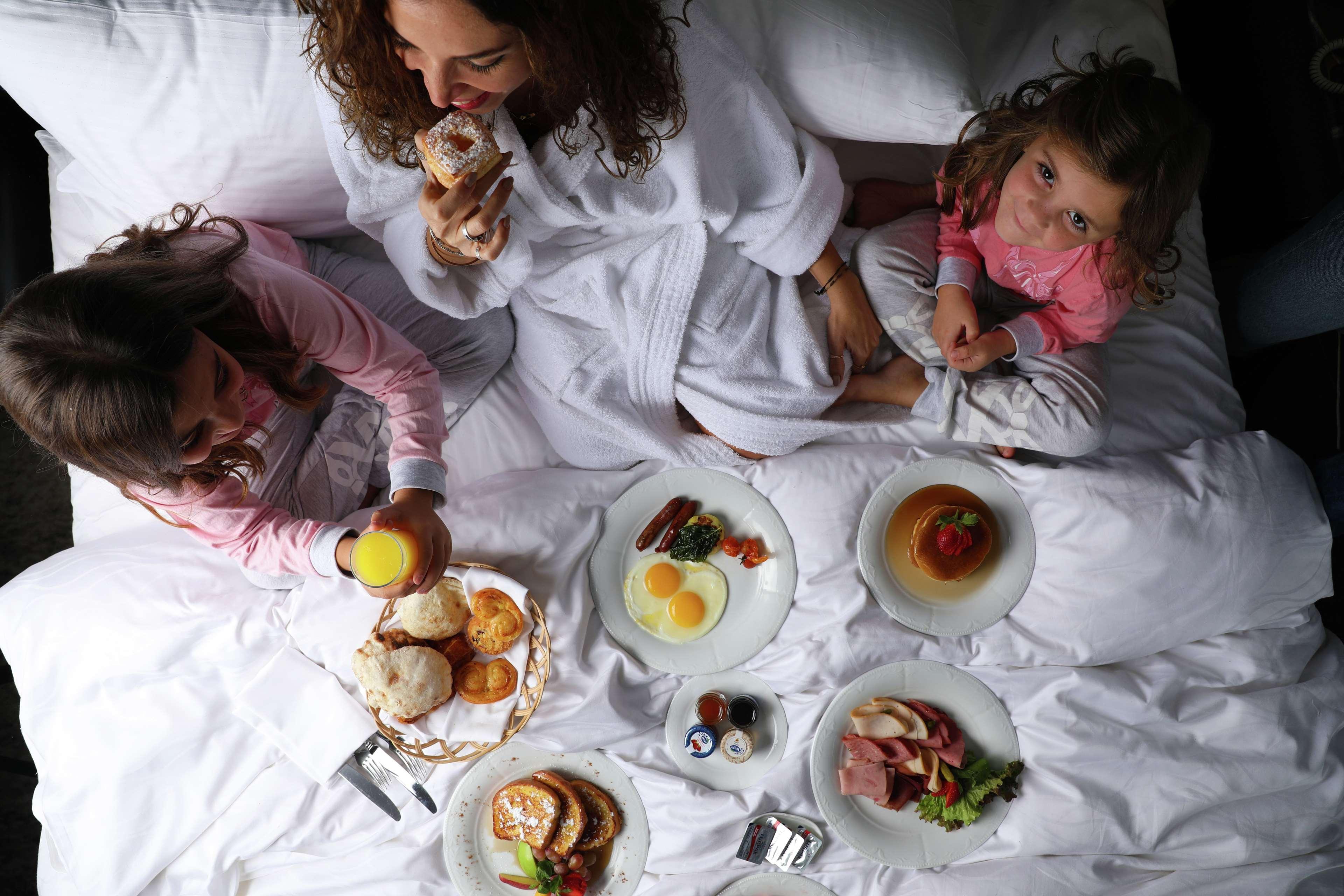 Sofitel Cairo Downtown Nile Hotell Eksteriør bilde A family breakfast in bed