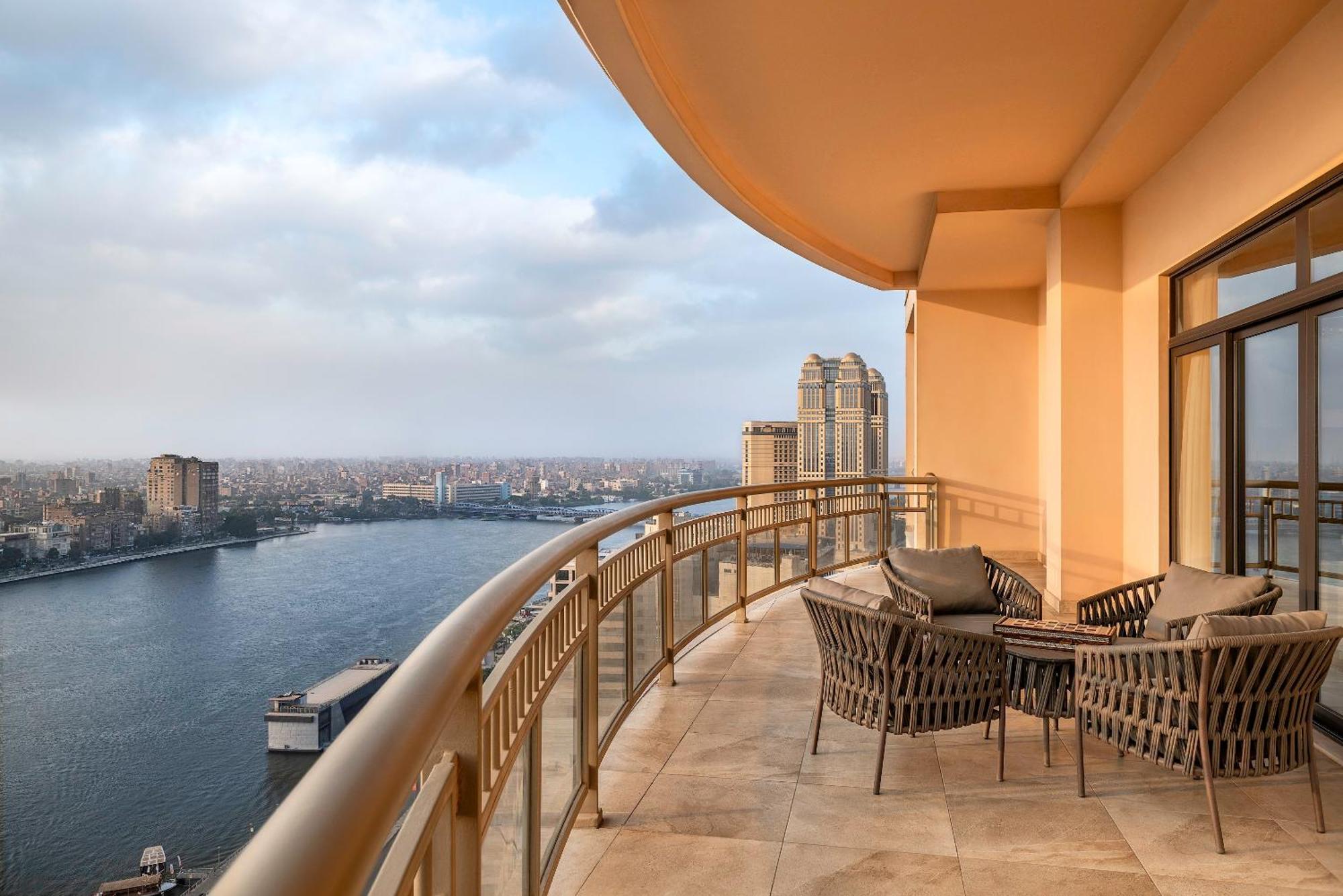 Sofitel Cairo Downtown Nile Hotell Eksteriør bilde View from the balcony of a suite at the Four Seasons Hotel, Cairo
