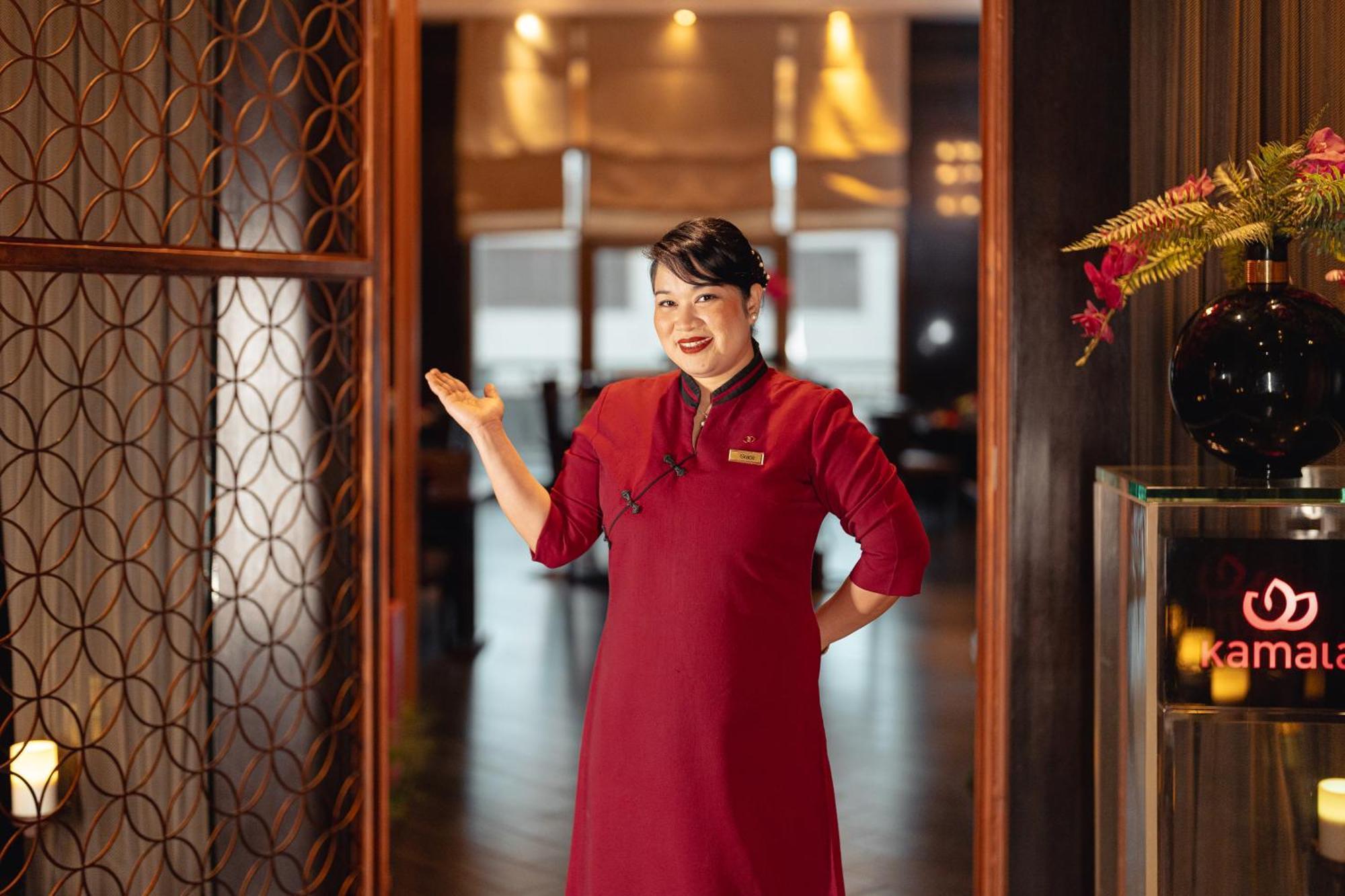 Sofitel Cairo Downtown Nile Hotell Eksteriør bilde A hotel hostess in Vietnam